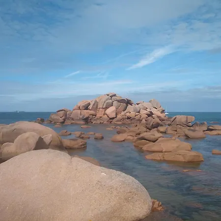 Comfortable Bungalow, Pink Granite Coast, Cleaning Included Holiday home